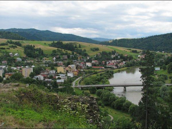 Widok z ruin zamku na Muszynę i dolinę Popradu.