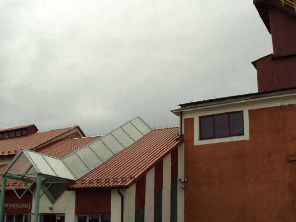 przed / obok: biura obsługi ruchu turystycznego. Po prawej : fragment głównego szybu kopalni, Campi /Polny/, wydrążony w latach 1556-1566, sięga obecnie 408m gł