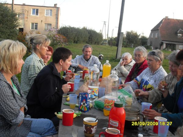 Pani sołtys podziękowała za przybyłych i pomocy w sprzątaniu świata  a właściwie ...Łomnicy... zaprosiła do poczęstunku i kiełbasek