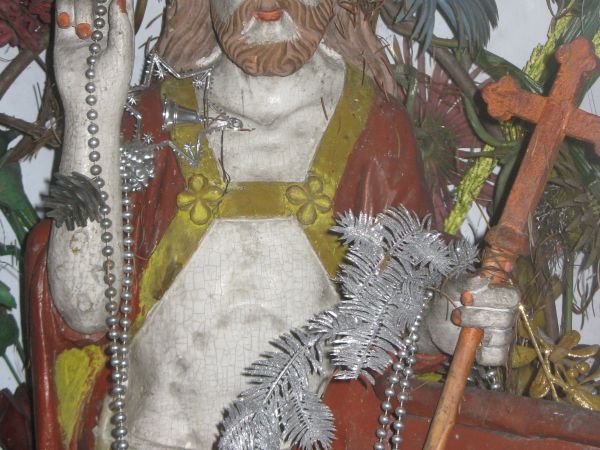 Rzeźba Chrystusa Zmartwychwstałego - z kapliczki zabytkowej.