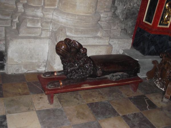 cielec - po prawej od nawy głównej, przed kaplicą pw. św. Walentego, zobacz: starotestametalny kult złotego cielca...