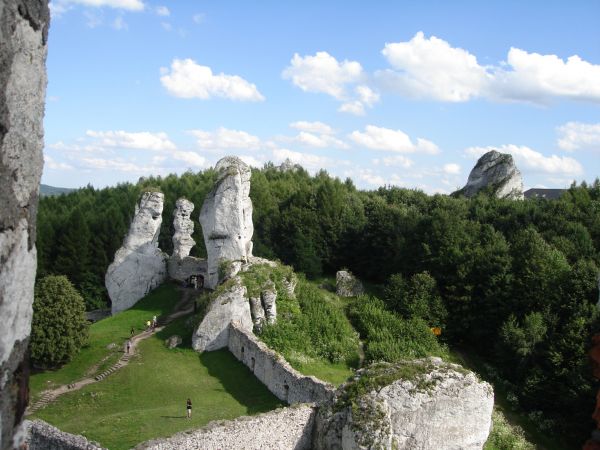 ZAMEK  OGRODZIENIEC  znajduje się w osadzie  Podzamcze , około 2 km na wschód od miejscowosci  Ogrodzieniec.