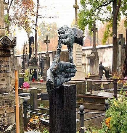 Jest takie miejsce w moim mieście, które jest najzwyczajniej piękne – Stare Powązki. Najzwyczajniej, ponieważ nie potrzebuje dodatkowych przymiotników. Architek