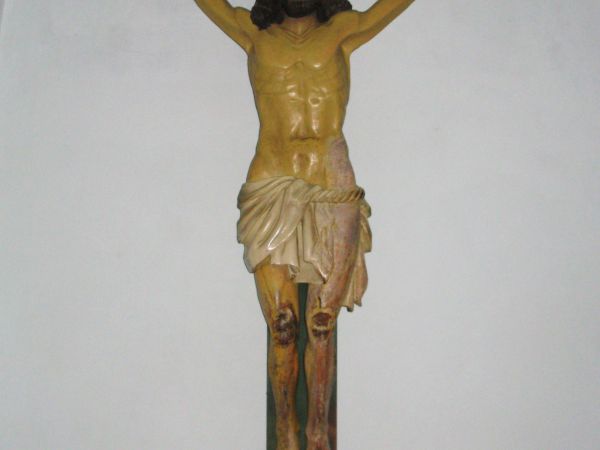 krucyfiks barokowy, z XVII wieku - z uposażenia kościoła - ściana lewa nawy głównej,