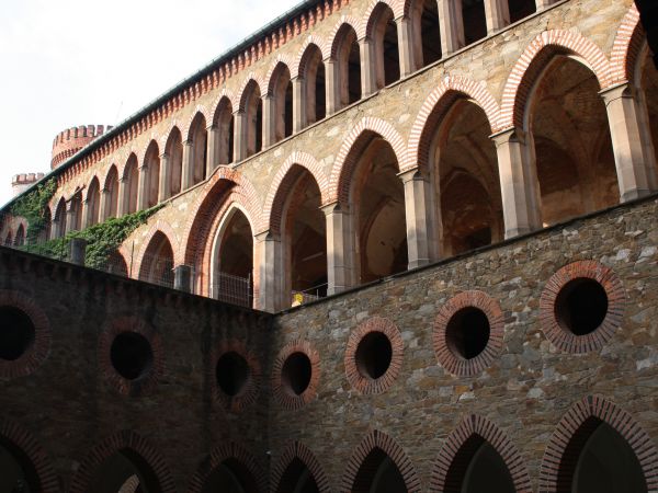 Korytarze obiegające oba dziedzińce były pierwotnie przeszklone i ogrzewane. Rosły w nim egzotyczne rośliny, zdobiły je cenne meble i popiersia. Przylegają do n