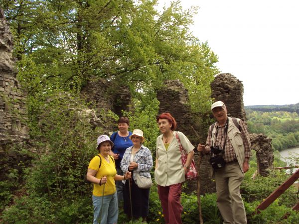 na zamku Sobień - w ruinie. Istniał już w XIV stuleciu, w XV wieku był siedzibą możnego rodu Kmitów. W zamku przebywał w 1417r. król Władysław Jagiełło po ślubi