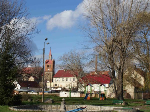 Panoram Łagiewnik z widokiem na kościelna dzwonnicę.