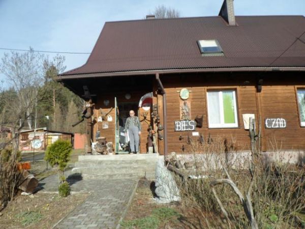 pan Zbigniew Kosakiewicz - emerytowany leśniczy - przy muzeum, zawsze gotów do dyspozycji turystów, przejeżdżających, pasjonatów - indywidualnych i zbiorowych,