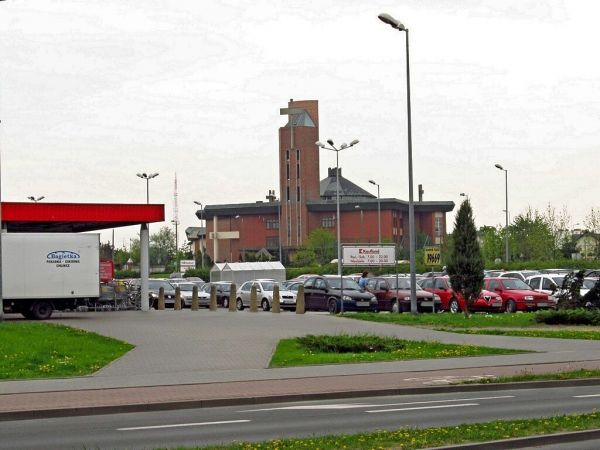 Parking Kauflandu i kościół MB Królowej Polski