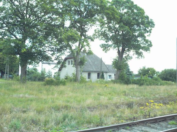 Kiedyś służbówka Zawiadowcy Stacji.
Dzisiaj już nie ma stacji i Zawiadowcy też.
ul. Dworcowa.