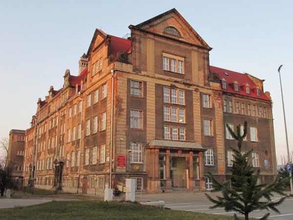 Liceum ogólnokształcace nr 6 przy ulicy Głębokiej i Siennickiej