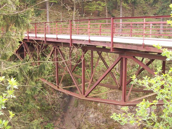 Wiszący Most- przechodzi nad skalnym wąwozem 28 m głębokości.