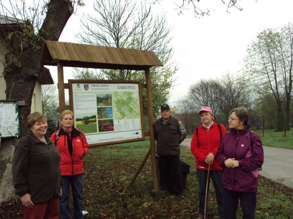we wsi - w centrum : UG Sanok - podobnie jak i we wszystkich wsiach do gminy należących - witacz ustawiła tj. planszę z mapą okolicy i z całym bogactwem history