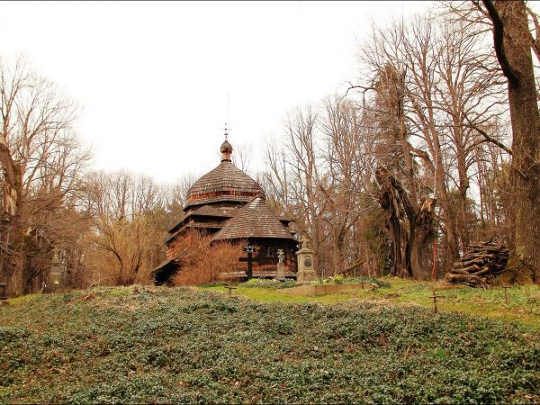 Drewniana cerkiew p.w. Wniebowstąpienia Pańskiego z 1659 r., usytuowana na wzgórzu Dębnik - Dubnyk (344 m n.p.m.), wznoszącym się ponad doliną Sanu.