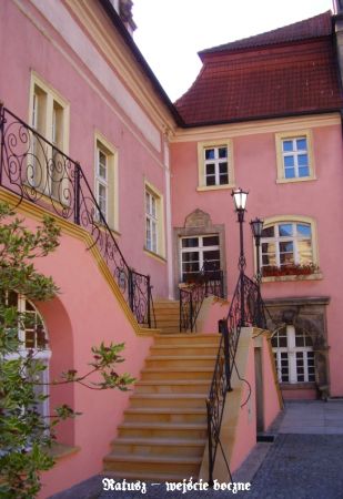 Po liftingu, zakątek Ratusza wiążący historię (wieża) z teraźniejszością.