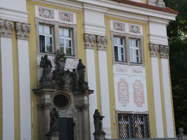 piękna elewacja niedawno odnowionej kamienicy w zespole klasztornym.