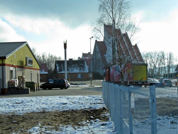 Teren w centrum miasta między trasą PKP Tczew - Chojnice a drogą krajową nr 22 (ulicą Starogardzką). Widać kościół, parking, i tylną ścianę Biedronki.