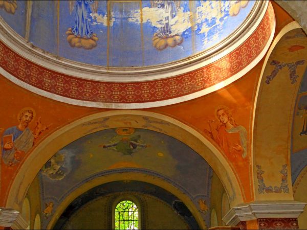 Murowana cerkiew p.w. Opieki NMP . Zbudowana w 1913 r. Wewnątrz cenna polichromia. W latach 1947-71 - magazyn. Obecnie opuszczona i zaniedbana.