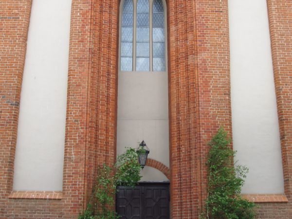 Ściana Bazyliki Mniejszej od strony ulicy Myśliboja