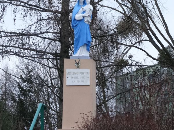 Skwer z figurą Matki Bożej.