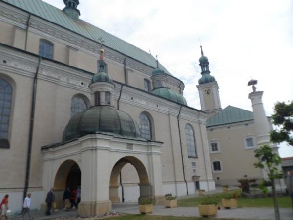 w latach 1618-1637 prowadzona była budowa kościoła i klasztoru oo.Bernardynów z fundacji Łukasza Opalińskiego i jego żony Anny z Pileckich.