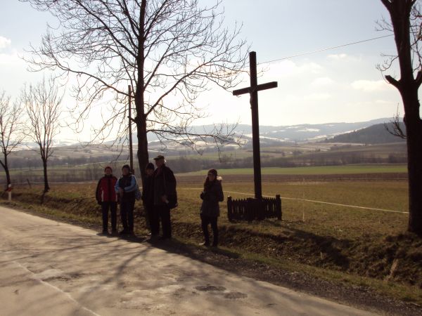 przydrożny krzyż na "Płociskach" - świadczy też o wartościach i symbolach chrześcijańskich wyznawanych przez fundatorów.