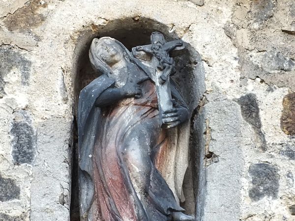 rzeźba w ścianie koscioła