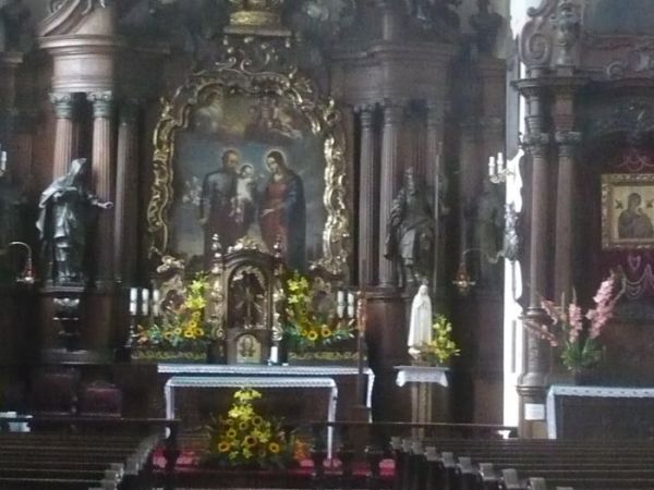 Kościół wyposażony jest w stylu barokowym,ołtarz z obrazem  Świętej Rodziny z 1658r.