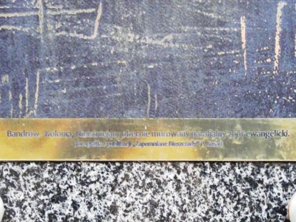 na tym wzgórzu wzniesiony był ewangelicki kościół - na wierzchowinie są czytelne resztki podmurówki, tu na płycie przedstawione zdjęcie archiwalne zaś pod zdjęc