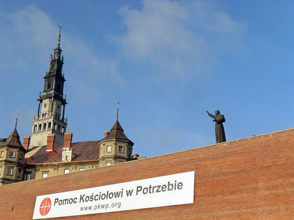 Figura Papieża za murem Jasnej Góry