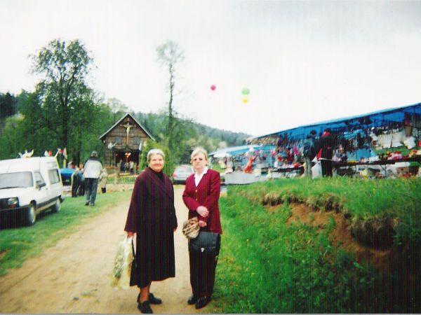 co roku 3-go maja odpustowe uroczystości kościelne gromadzą rzesze wiernych, tam wtedy jeszcze jest zimno a od Przełęczy Dukielskiej - jak zwykle - podwiewa, ob