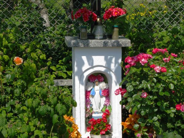 kapliczka przydrożna - pięknie ukwiecona.