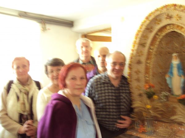 p. Henryk Puchalik - ze studentami/słuchaczami Uniwersytetu Trzeciego Wieku im. Jana Grodka w Sanoku - przy swoim cudeńku.