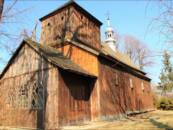 Drewniany, nieużytkowany kościół pw. św. Andrzeja Boboli w Krzeczowicach - (zbudowany ok. 1770 r.), dawna cerkiew parafialna pw. św. Mikołaja .
