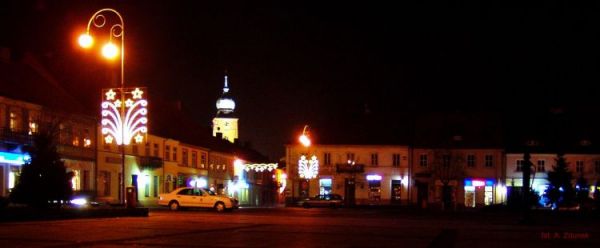 Rynek sieradzki nocą (w tle wieża kolegiaty)