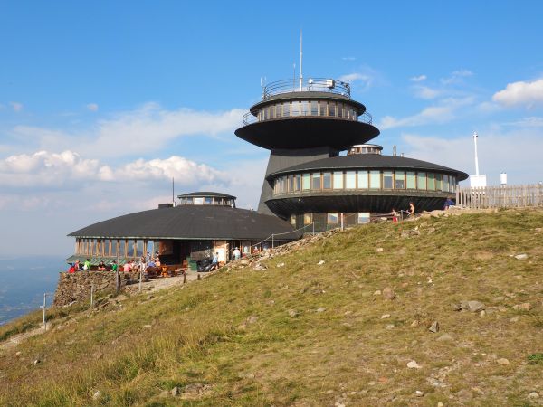 Obserwatorium Meteorologiczne mieści się w najwyższej położonym dysku obiektu - o średnicy 13 m, niżej - o średnicy 20 m - mieści się zaplecze i pokoje pracowni