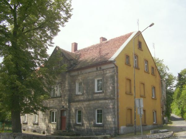 ... a to budynek (1870) w całej okazałości - widok aktualny, i lokalizacja przy ul. Widok w Bolesławicach.