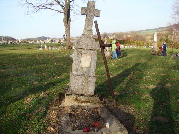 w sektorze grekokatolickim miejscowego cmentarza - dalej na zdjęciu: cmentarz grzebalny, współczesny, rzymskokatolicki.