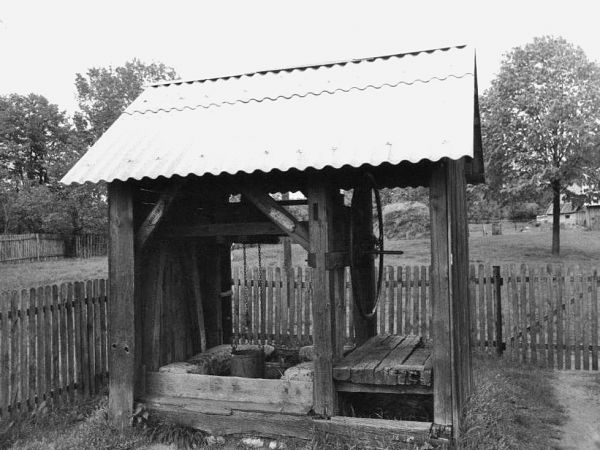 Zabytkowa studnia w Suliszowicach