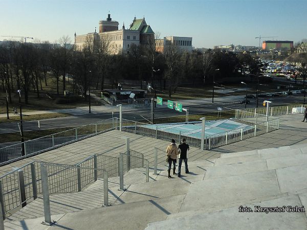 Lublin, wzgórze zamkowe, zamek królewski, kaplica. Widok z tarasów zamkowych (galerii handlowej) - foto. Krzysztof Goleń