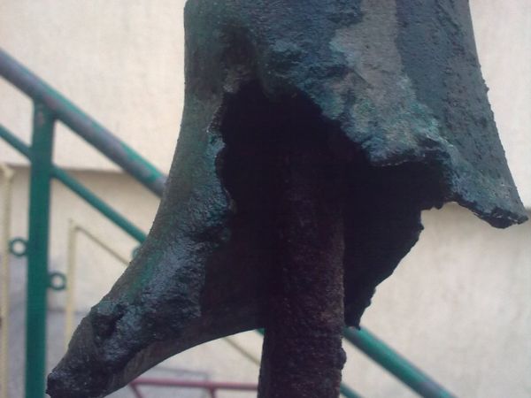 Kopiąc dolek na drzewko ku zdziwieniu wykopalem taki dzwon ,umylem go i wyczyscilem ,po obejrzeniu go dokładnie, stwierdzilem ze po czesci uległ zniszczeniu prz