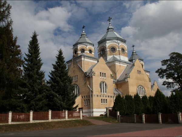 Murowana cerkiew grecko-katolicka,  poświęcona w roku 1912 ,  pod wezwaniem św. Michała Archanioła. Monumentalna budowla w typie bizantyjskim (ukraińskim), na r