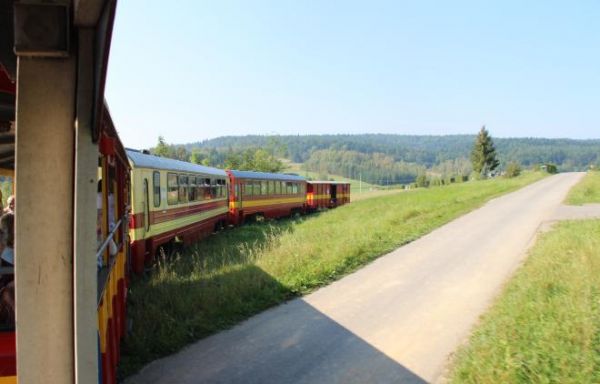 w pierwszym okresie swojej świetności - w roku 1913 ! - kolejka przewiozła 110 tys. pasażerów - w wagonach  1, 2 i 3 klasy !  - oraz 48 tys. ton towarów. - za :