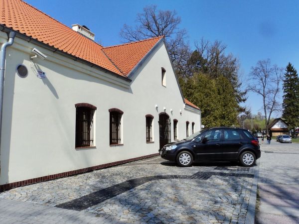 Budynki na placu klasztornym w Swiętej Lipce 2011-04-25