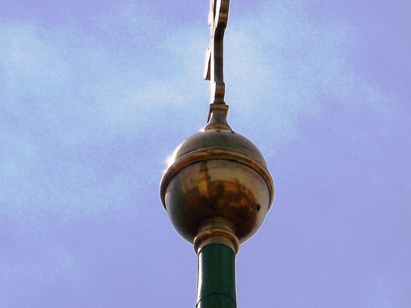 " odbicie" w złoconej puszce zwieńczenia wieży budynku klasztoru wieży kościoła