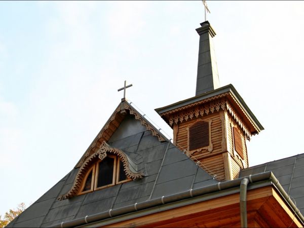 Drewniany kościół parafialny p.w. Matki Boskiej Śnieżnej , zbudowany w 1919 roku wg. projektu inż.arch. Kazimierza Osińskiego.