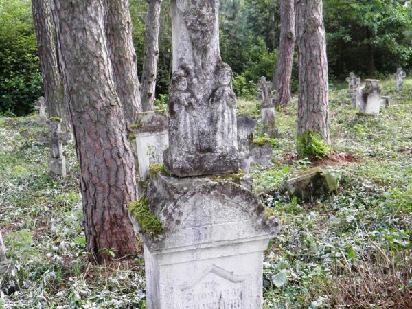 Zabytkowy cmentarz grecko-katolicki w Gorajcu . Na cmentarzu znajduje się kaplica grobowa  rodziny  Brunickich  , właścicieli okolicznych ziem.  Znajduje się na