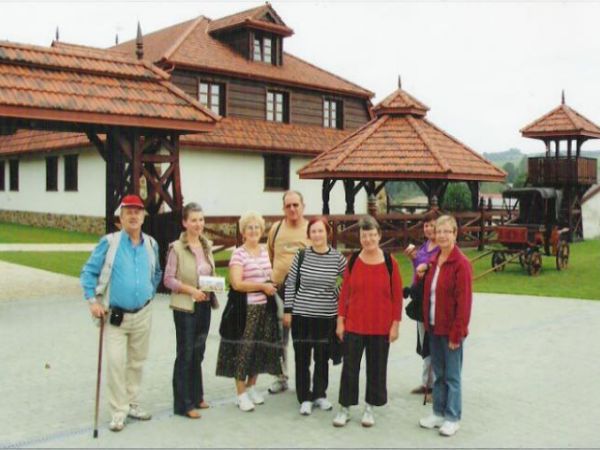 "Chutor Kozacki" - wszystkie obiekty stylizowane na obronną stanicę, n/z ze  studnią na środku podwórca i strażnicą.