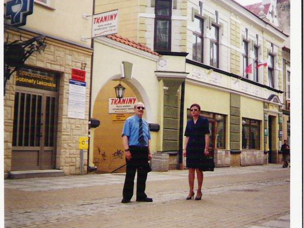 przed " Bramą Węgierską" - nazwa ma związek ze szlakiem handlowym  prowadzącym na Węgry, na którym znajdował się Sanok. Przez bramę i schodkami - punkt na "Szla