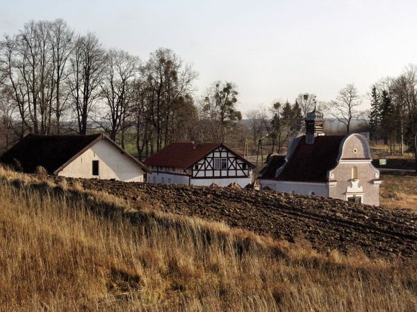 Robawy-z prawej zabytkowa kaplica św. Anny z 1733 r.